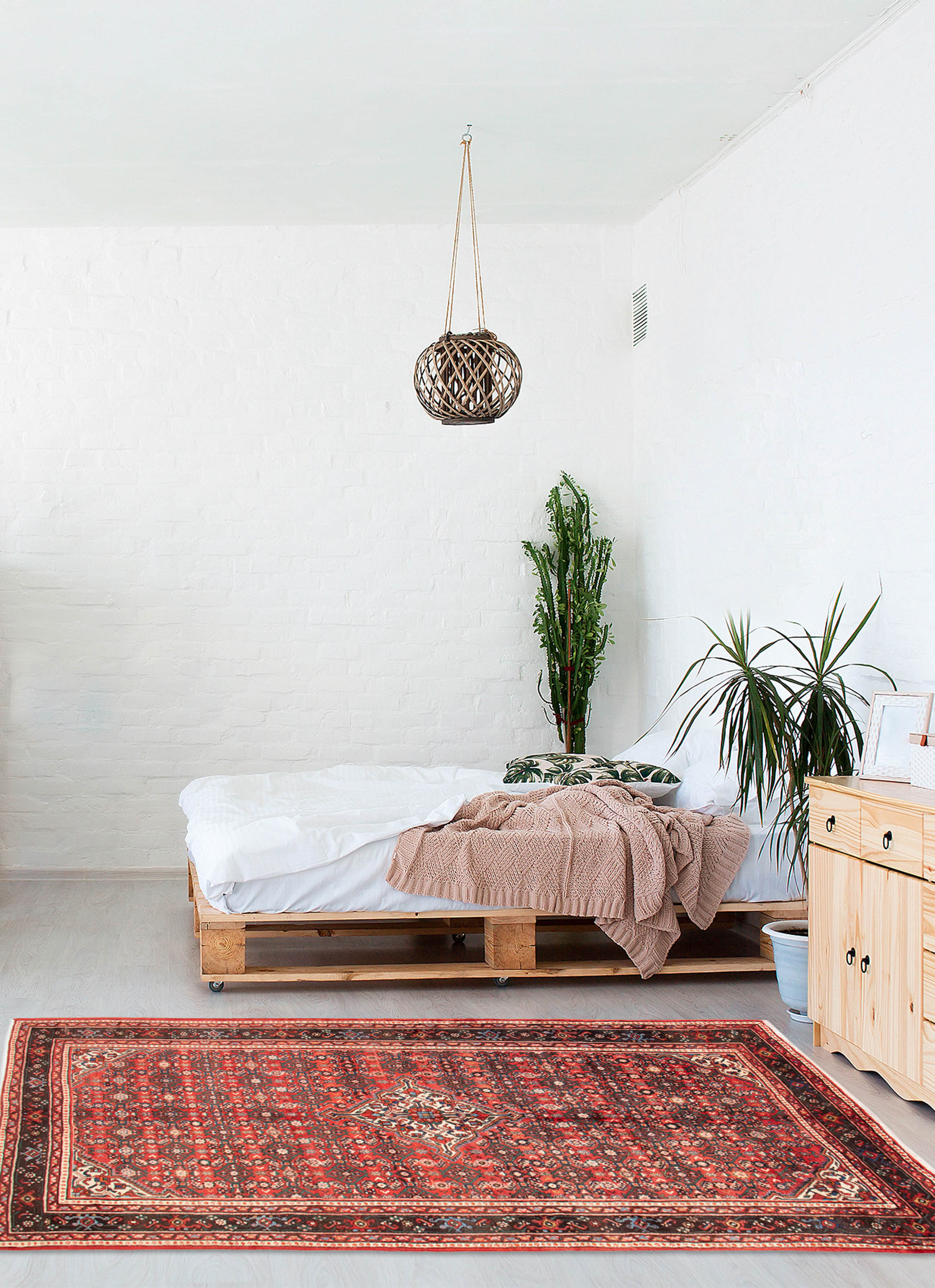Persian Hosseinabad 6'10" x 10'1" Hand-knotted Wool Rug 