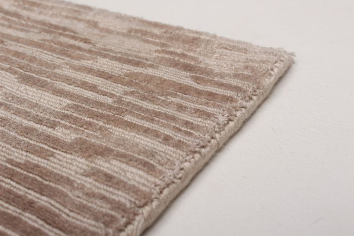 Indian Galleria 5'1" x 8'1" Hand Loomed Silk Rug 