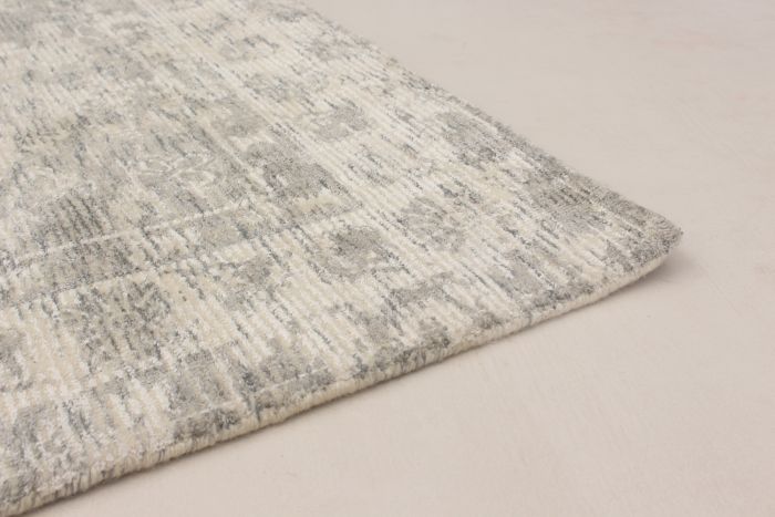 Indian Galleria 5'0" x 8'0" Hand Loomed Silk Rug 