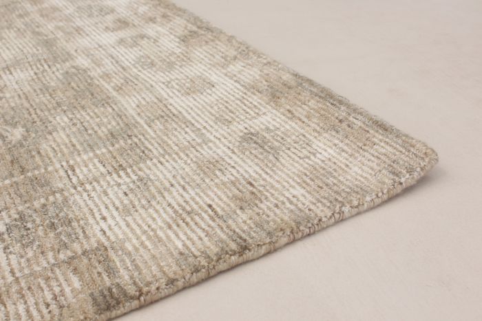 Indian Galleria 5'0" x 8'0" Hand Loomed Silk Rug 