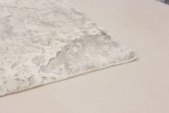 Indian Galleria 5'0" x 8'0" Hand Loomed Silk Rug 