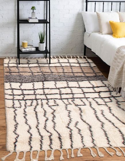 Indian Tangier 4'10" x 8'0" Hand-knotted Wool Rug 