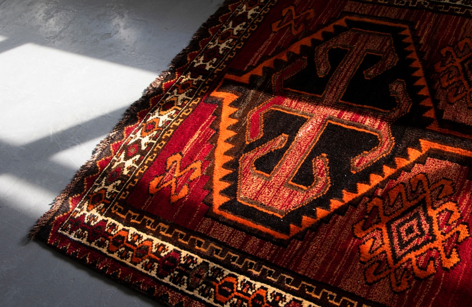 ECARPETGALLERY Persian Shiraz Qashqai Rug in loft space