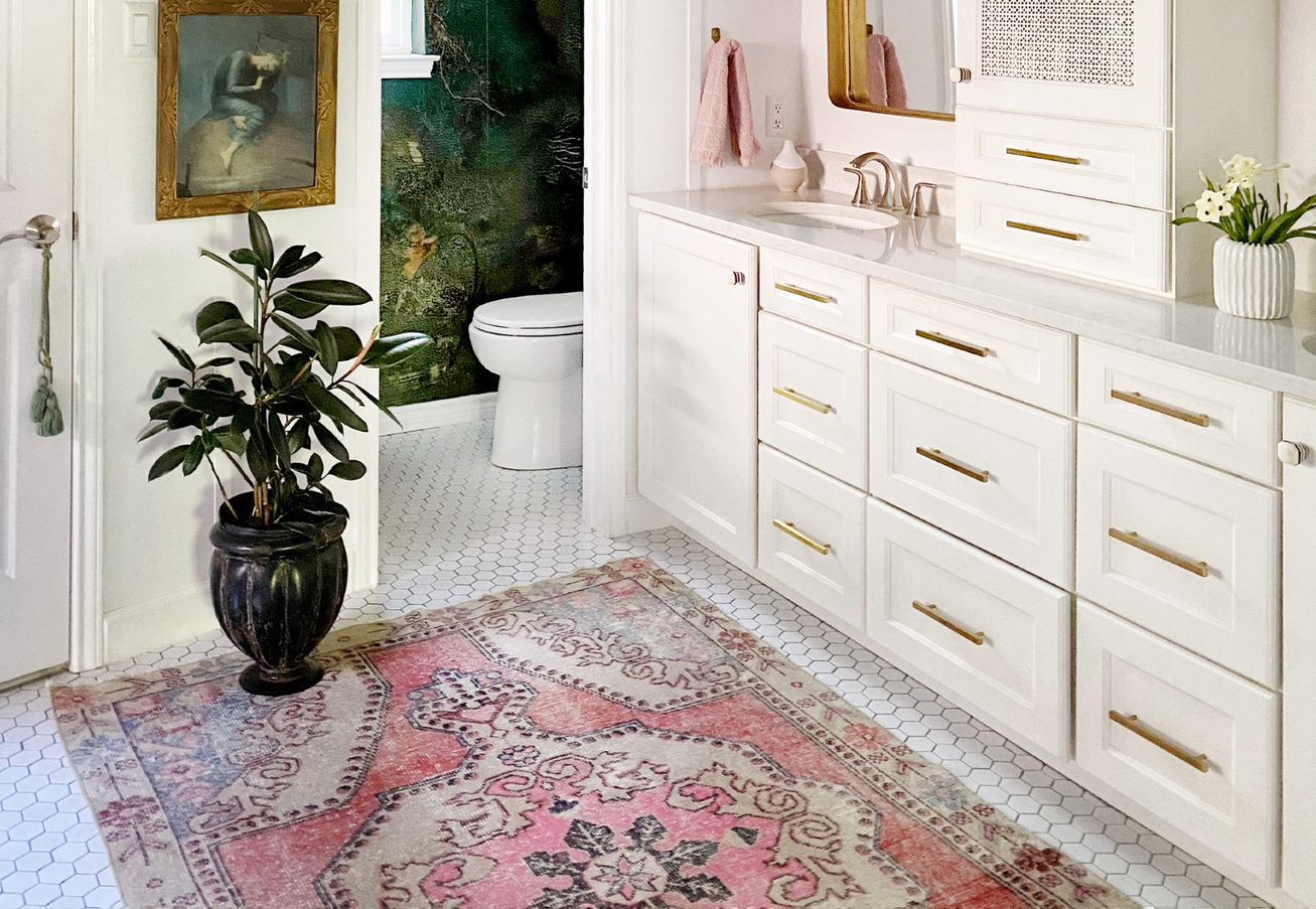 ECARPETGALLERY Turkish Anadol Vintage rug in bathroom